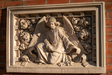 Relief eines weiblichen Engel aus Stein auf dem Dorotheenstädtischen Friedhof in Berlin