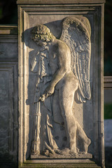 Relief Plakette  aus Stein eines männlichen Engel  auf dem Dorotheenstädtischen Friedhof in Berlin