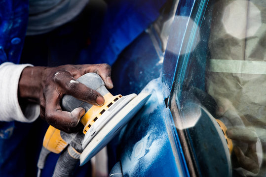 jeune travailleur en r&eacute;paration de carrosseries