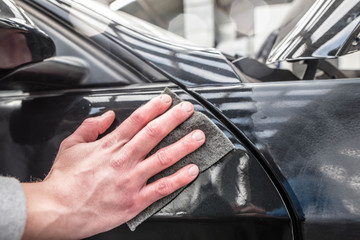 jeune travailleur en réparation de carrosseries