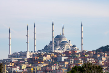 Fototapeta na wymiar Camlica Mosque in Istanbul