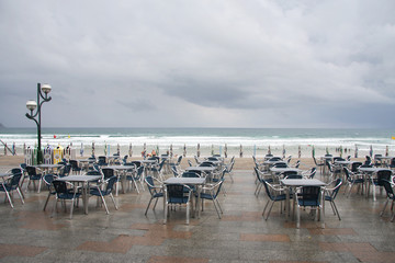 Terrasa vacía paseo marítimo del océano