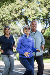 Anziani signori fanno attività di Jogging in mezzo ad un parco 