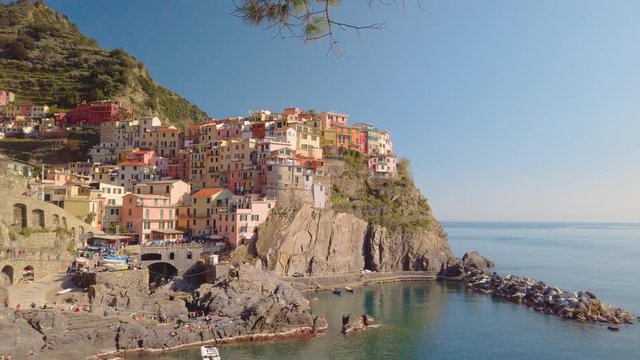 Viaggio alle Cinque Terre, vista aerea con drone di Manarola, un borgo italiano che si affaccia sul mare Mediterraneo. Meta ambita dai turisti di tutto il mondo.