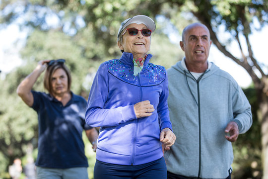 Anziani signori fanno attivit&agrave; di Jogging in mezzo ad un parco 