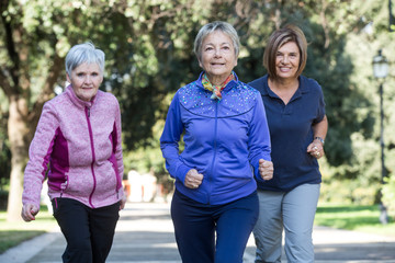 Anziani signori fanno attività di Jogging in mezzo ad un parco 