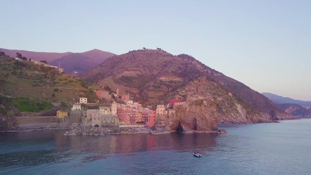 Viaggio alle Cinque Terre, vista aerea con drone di Manarola, un borgo italiano che si affaccia sul mare Mediterraneo. Meta ambita dai turisti di tutto il mondo.