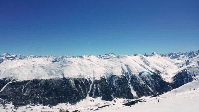 Aerial 4K - Livigno (IT) - Discesa con parapendio