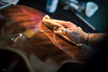Pulire chitarra liutaio lucidare