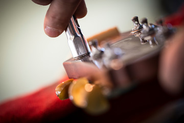 liutaio accorda chitarra con attrezzi