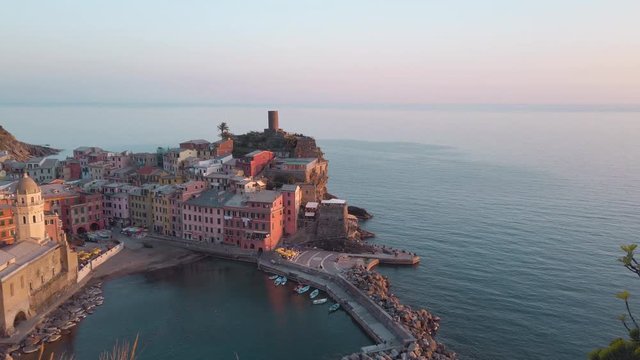 Vernazza, bellissimo borgo pi&ugrave; bello d'Italia che fa parte delle Cinque Terre, in Liguria. Vista panoramica aerea sul mare Mediterraneo e gli scogli.