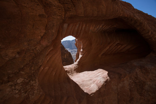 Sculpted Sandstone Arch Framing Desert Vista in Arid Landscape