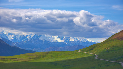 With its huge mountains and surrounded by a wonderful biodiversity lies the Denali National Park and Preserve. Touristic route and cloud sky. Landscape, fine art. Parks Hwy, Alaska, EUA: July 28, 2018