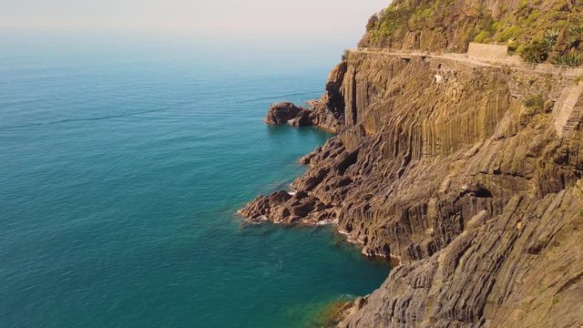 Costa azzurra in Francia, affaccio del mare blu cristallino e degli scogli a strapiombo. Visita in barca.