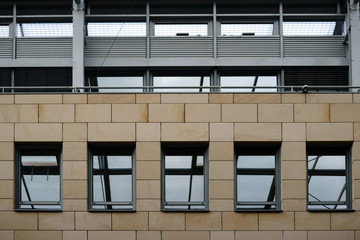 Die Stahlkonstruktion des Daches eines modernen Gebäudes mit markanter Fassade...