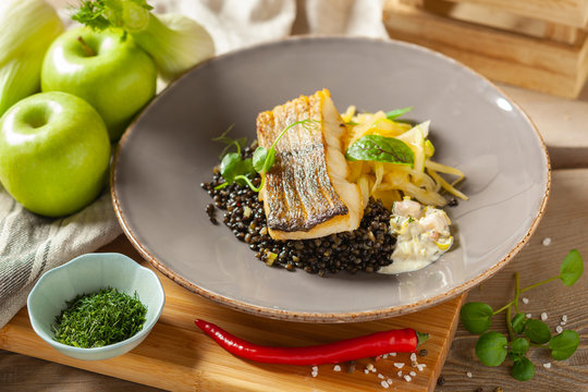 Morszczuk marynowany w oliwie cytrynowej z czarną soczewicą z chili i selerem naciowym, sosem rakowy