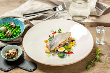 Śledź, kwaśna śmietana wędzona, marynowana cebulka w occie szalotkowym i syropie klonowym, piklowane grzyby shimej, sałatka warzywna, jajko przepiórcze, majonez szczypiorkowy, puree z pieczonego jabłk © Grzej