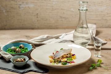 Śledź, kwaśna śmietana wędzona, marynowana cebulka w occie szalotkowym i syropie klonowym, piklowane grzyby shimej, sałatka warzywna, jajko przepiórcze, majonez szczypiorkowy, puree z pieczonego jabłk © Grzej