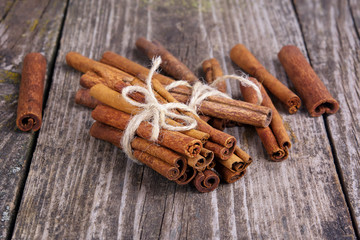 cinnamon sticks tied with a rope on a wooden background – Image