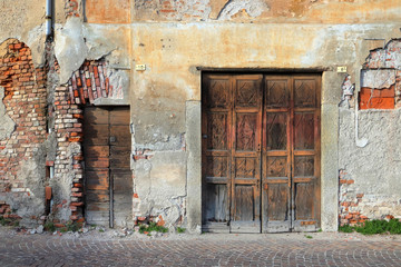 Fototapeta na wymiar Vecchie porte di legno di un vecchio edificio