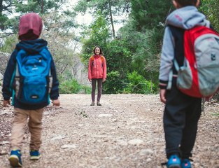 Children run to mother.