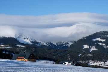 Chmury - wał fenowy nad górami w Karkonoszach