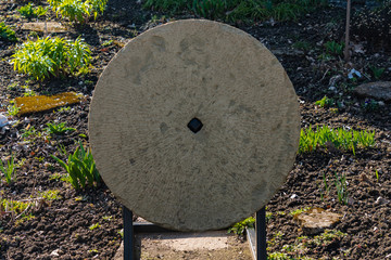 Mühlstein im Garten