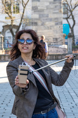 Frau macht Selfies in Istanbul, Türkei