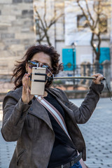 Frau macht Selfies in Istanbul, Türkei