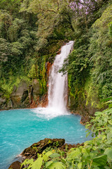 Fototapeta na wymiar scenic waterfall in tenorio volcano national park