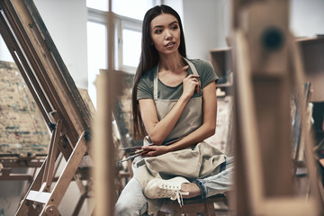 Naklejka premium Artist painting