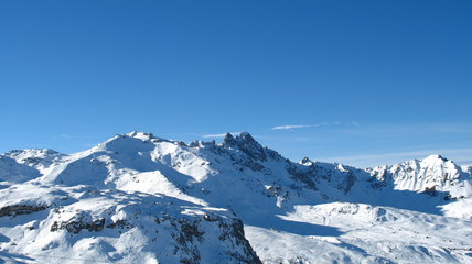 Fototapeta na wymiar Montagnes enneigées