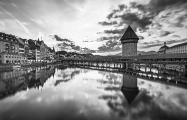 Obraz premium Sunrise in historic city center of Lucerne with famous Chapel Bridge and lake Lucerne (Vierwaldstattersee), Switzerland