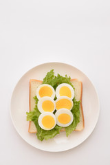 食パンの上に野菜とゆで卵