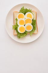 食パンの上に野菜とゆで卵