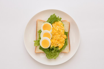 食パンの上に卵と野菜