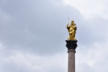 Fototapeta na wymiar Golden statue on a column at the Marienplatz