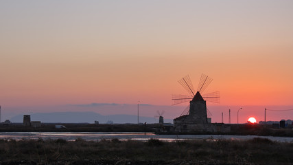 Mulino a vento nelle saline di Trapani
