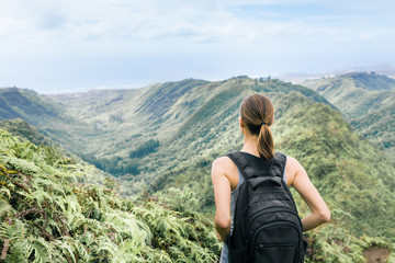 Naklejka premium hiker on the top of mountain looking at the view 