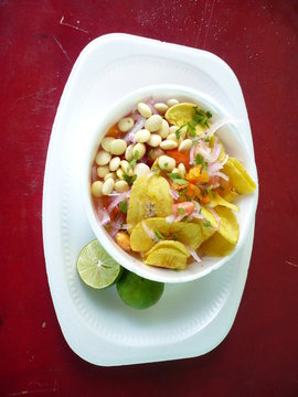 deliciosos chochos con tostado chifles encurtido y lim&oacute;n