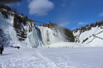 Chutes de Montmorency en hiver avec neige et arc-en-ciel