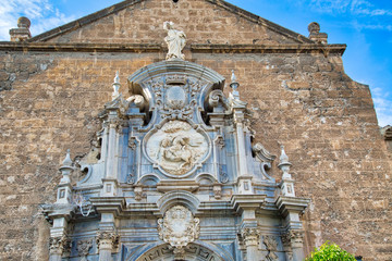Fototapeta na wymiar Granada streets and Spanish architecture in historic city center
