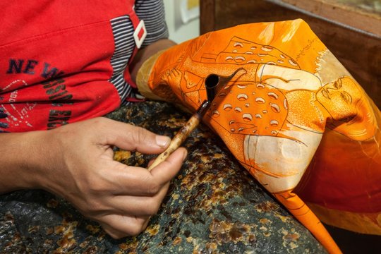 Batik crafting, applying paint, Kandy, Central Province, Sri Lanka, Asia