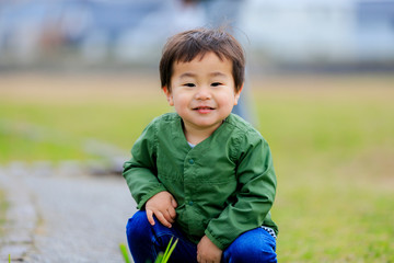 公園で遊ぶ男の子