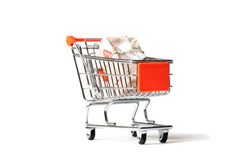 Einkaufswagen mit Paket vor weißem Hintergrund