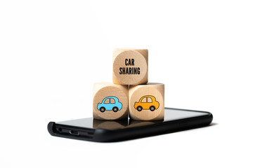 Smartphone mit Car-Sharing Symbolen auf Würfeln