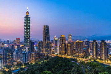 Fototapeta premium Tajwan panoramę miasta o zmierzchu, piękny zachód słońca w Tajpej, widok z lotu ptaka Panoramę miasta Tajwanu.