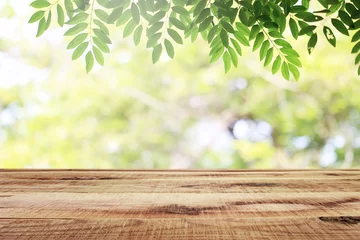 Fotobehang Lege houten en wazig groene natuur tuin achtergrond. © Ubonwan