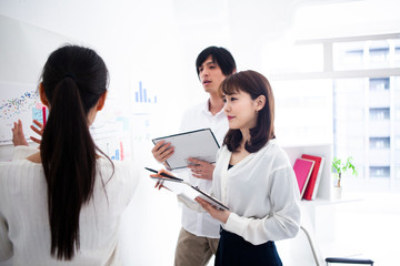 マネージャーの話を聞くメンバーたち