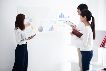 グラフの説明をする女性マネージャー